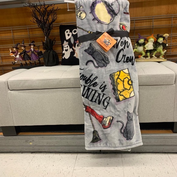 Disney Hocus Pocus Throw Blanket 50in X 70 in - Picture 1 of 9